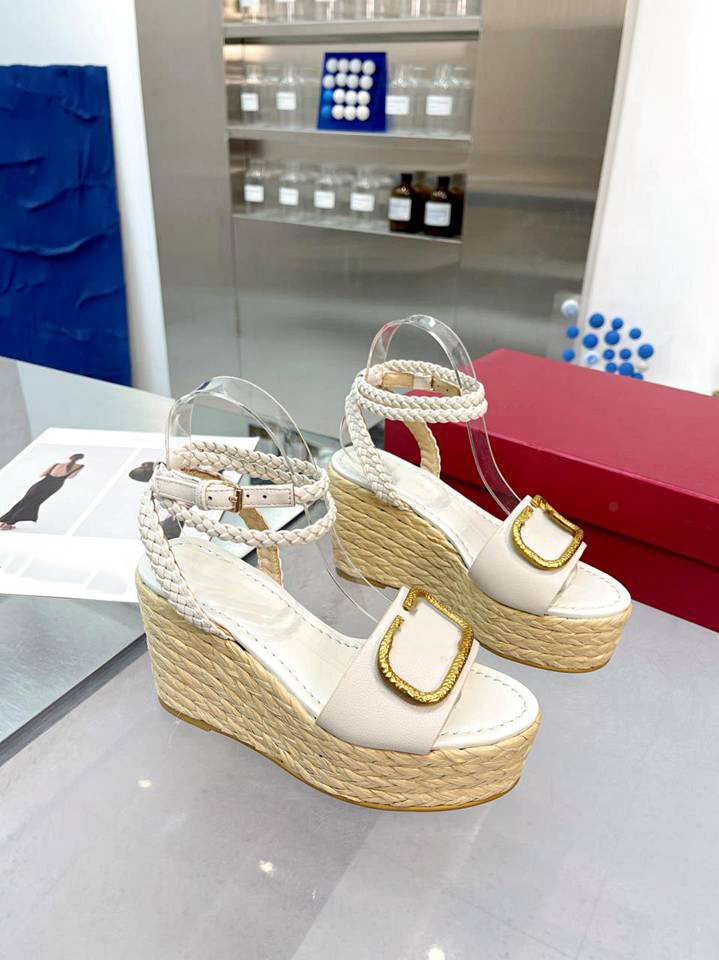 Classic Designer Women Platform Sandals Fashion Slide Slippers Sexy Heels Luxury Valentinoity Leather Flip-Flops H111
Classic Designer Women Platform Sandals Fashion Slide Slippers Sexy Heels Luxury Valentinoity Leather Flip-Flops H111
