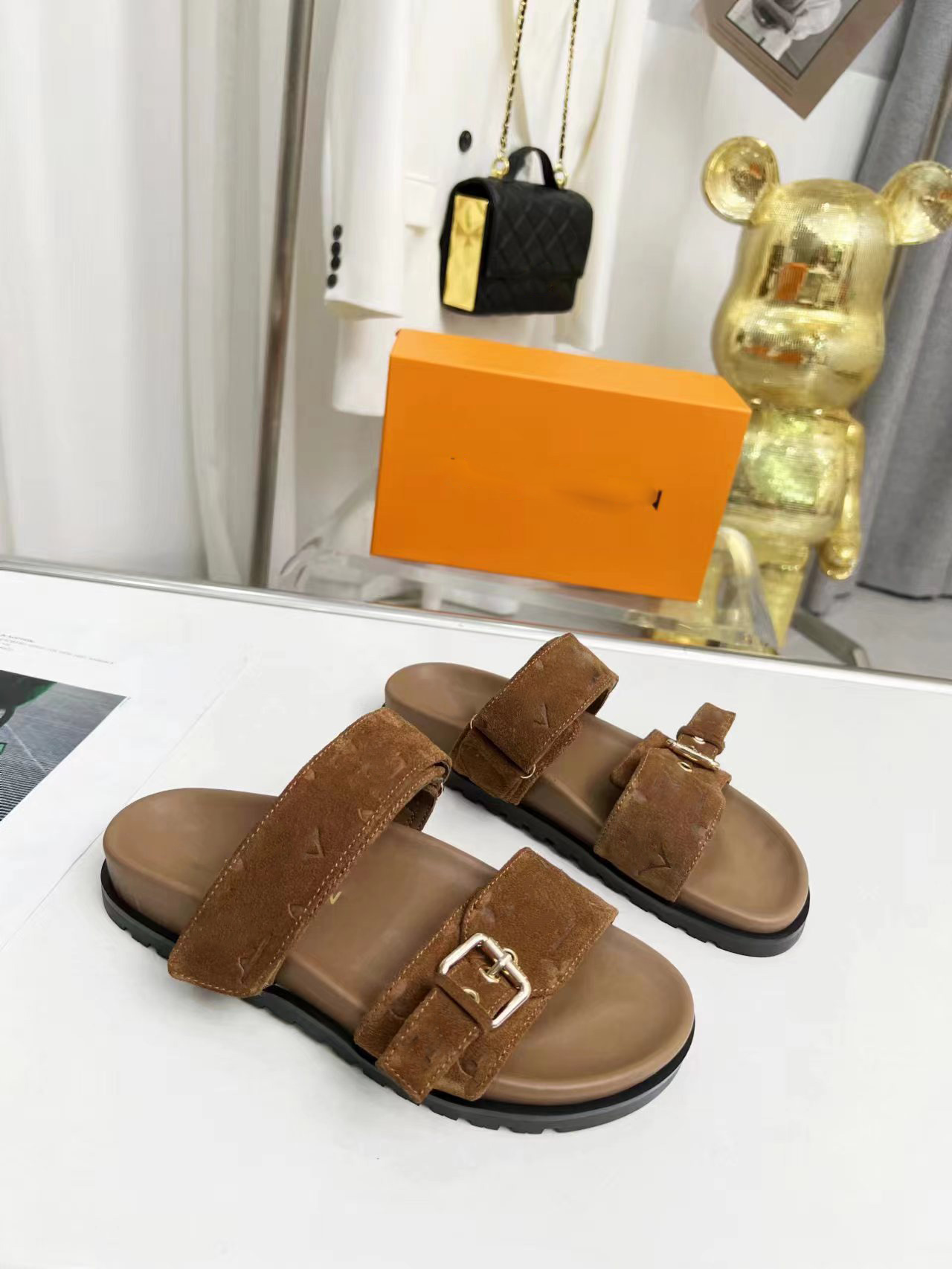 2023 Authentic Designer Women Slippers Flat Comfort Mule BOM DIA Embossed Metallic Calf Leather Sandals Buckle Flats Heel Slides
2023 Authentic Designer Women Slippers Flat Comfort Mule BOM DIA Embossed Metallic Calf Leather Sandals Buckle Flats Heel Slides