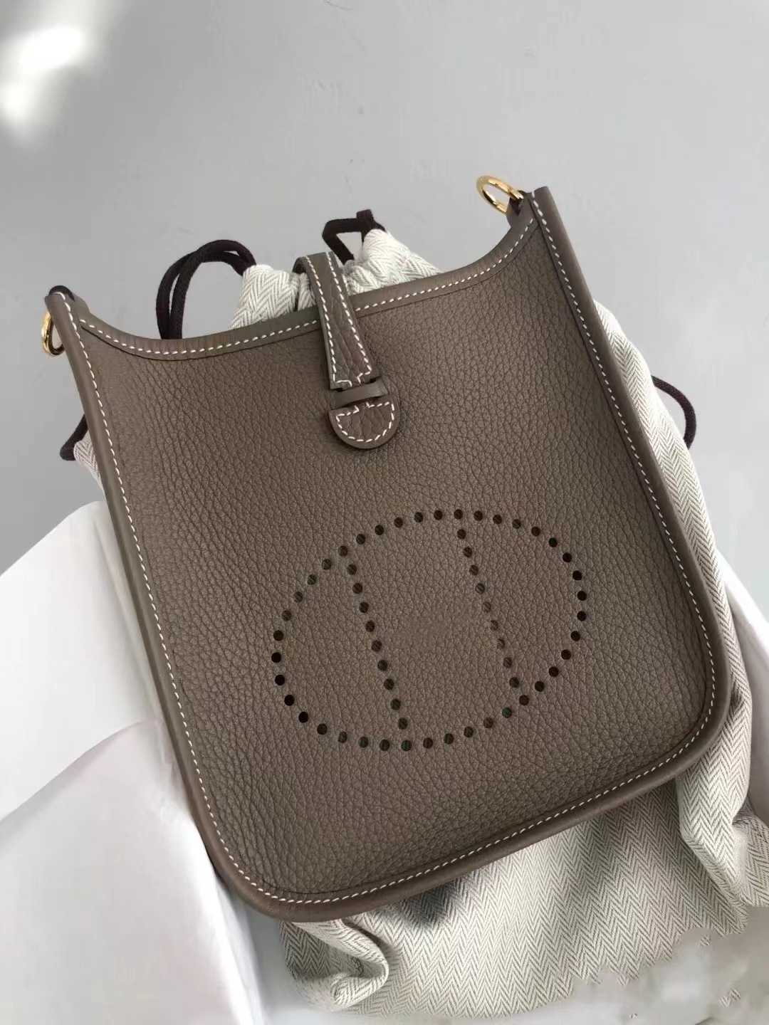 Designer Bag Evelynbag 2023 h Tote Family Mini Crossbody Top Layer Cowhide Litchi Pattern Bucket Bags Women's 437z With Logo FR3Z
Designer Bag Evelynbag 2023 h Tote Family Mini Crossbody Top Layer Cowhide Litchi Pattern Bucket Bags Women's 437z With Logo FR3Z