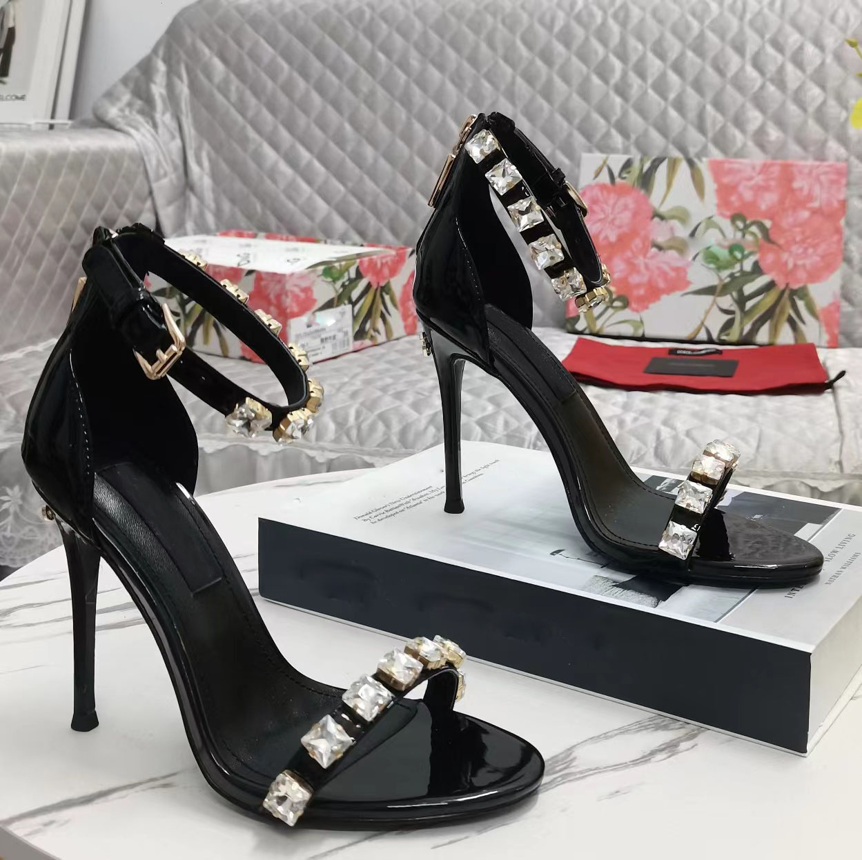 Summer 23S/S Brand Polished Calfskin Sandals Shoes Women Patent Leather Rhinestones Studs Party Wedding Dress Lady High Heels EU35-43
Summer 23S/S Brand Polished Calfskin Sandals Shoes Women Patent Leather Rhinestones Studs Party Wedding Dress Lady High Heels EU35-43