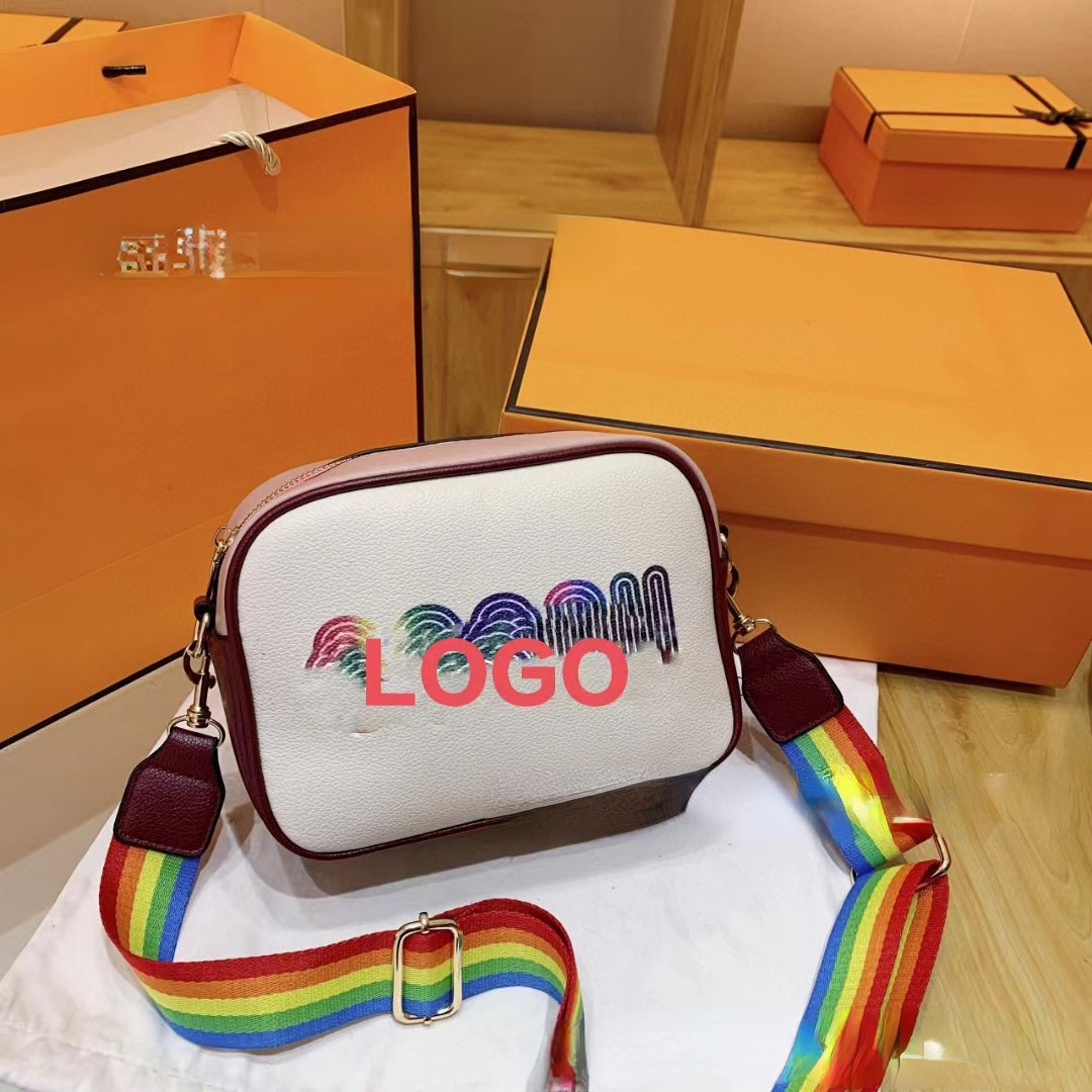 Quality Camera Bag European and American Retro Carriage Printed Shoulder Crossbody Small Square Bag Textured Rainbow Cross-Border Women's Bags, 22*15*8cm
Quality Camera Bag European and American Retro Carriage Printed Shoulder Crossbody Small Square Bag Textured Rainbow Cross-Border Women's Bags, 22*15*8cm