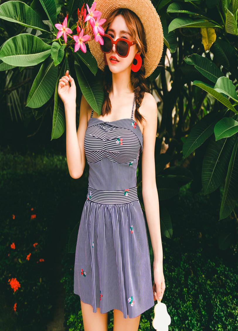 Women Vintage Solid Striped Halter Shirred One Piece Swimwear Push Up Beach Dress Girls Swim Dress9053331
Women Vintage Solid Striped Halter Shirred One Piece Swimwear Push Up Beach Dress Girls Swim Dress9053331