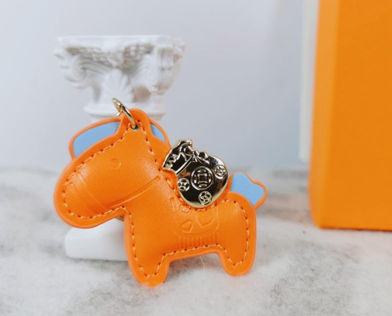 Fashion Keychains High-quality PU Material Lanyards Electroplating Metal Can Be Used As Key Chain Pendant or Bag Decoration
Fashion Keychains High-quality PU Material Lanyards Electroplating Metal Can Be Used As Key Chain Pendant or Bag Decoration