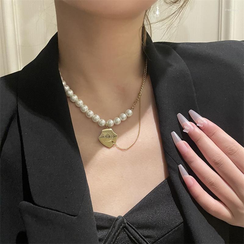 Pendant Necklaces French Vintage Horse Pattern Pearl Necklace For Women Elegant Romantic Aesthetics Clavicle Chain Fashion Luxury Jewelry
Pendant Necklaces French Vintage Horse Pattern Pearl Necklace For Women Elegant Romantic Aesthetics Clavicle Chain Fashion Luxury Jewelry