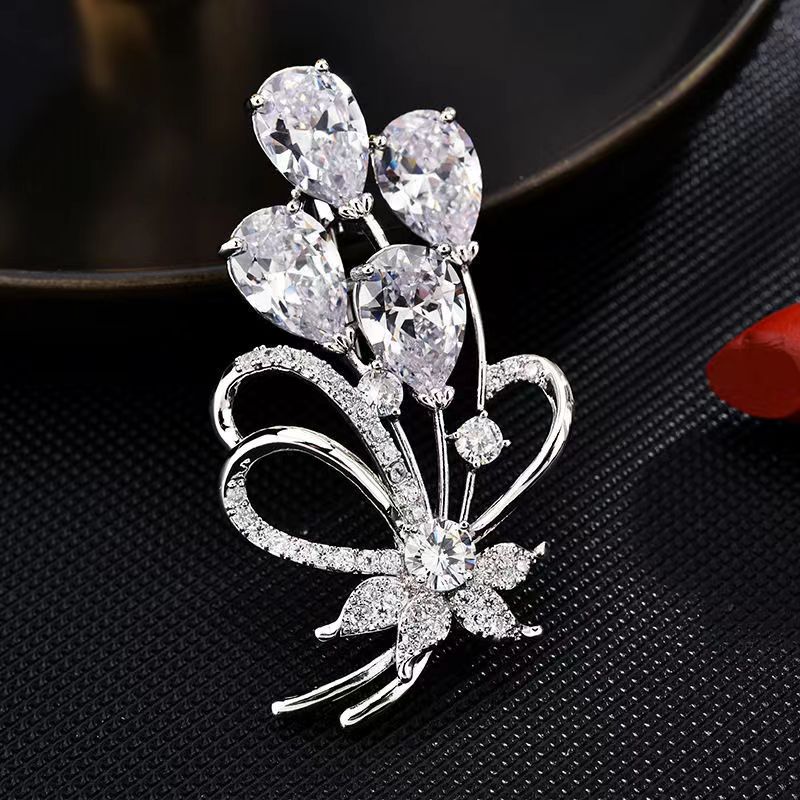 Crystal flower high-end temperament brooch for women with high beauty value, suit accessories, niche design, versatile pins
Crystal flower high-end temperament brooch for women with high beauty value, suit accessories, niche design, versatile pins