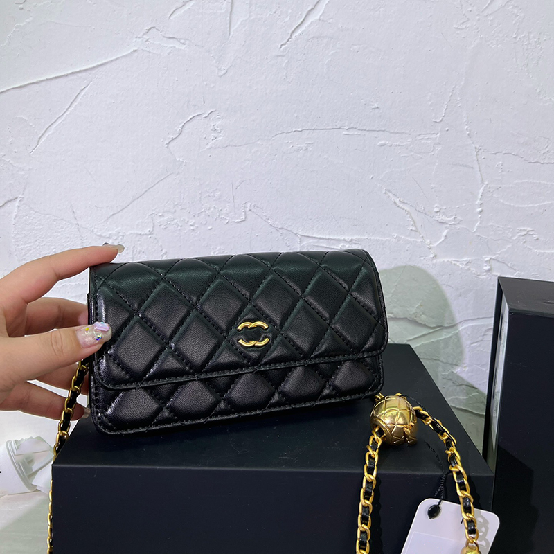 Womens Shoulder Bag Classic Mini Mobile Phone Bag Ringer Grain Hardware Metal Turn Buckle Can Press Gold Ball Thin Chain Portable Crossbody Bags Makeup Box 19x10cm
Womens Shoulder Bag Classic Mini Mobile Phone Bag Ringer Grain Hardware Metal Turn Buckle Can Press Gold Ball Thin Chain Portable Crossbody Bags Makeup Box 19x10cm