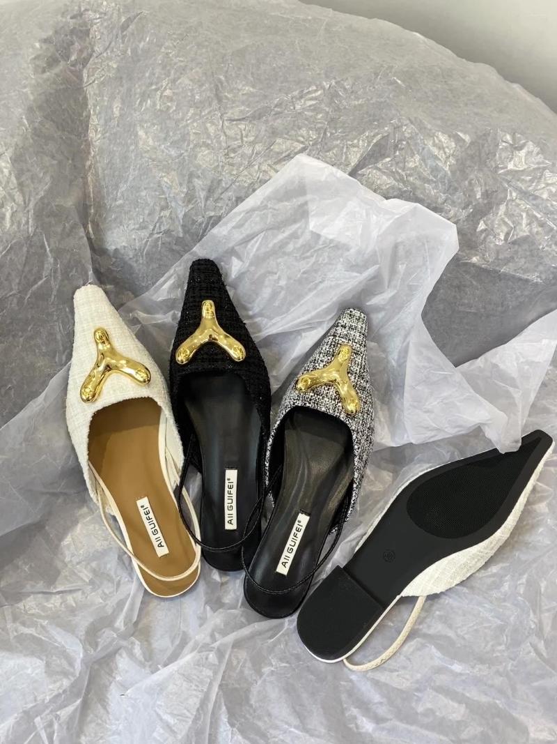 Slippers Casual Low Female Shoes Pointed Toe Rivet Slides Luxury Rubber Soft 2023 Flat Fabric Rome Spring Scandals PU Hoof Heels
Slippers Casual Low Female Shoes Pointed Toe Rivet Slides Luxury Rubber Soft 2023 Flat Fabric Rome Spring Scandals PU Hoof Heels
