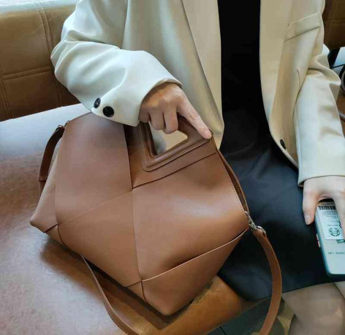 Bottegasv 2022 Venetas Spring Inverted Triangle Woven Handbag Leather One Shoulder Messenger Cloud Bag Trend Solid Color Women8343962, Army green
Bottegasv 2022 Venetas Spring Inverted Triangle Woven Handbag Leather One Shoulder Messenger Cloud Bag Trend Solid Color Women8343962, Army green