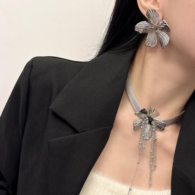 Chains Metal Flower Tassel Necklace Luxury High Pure Temperament Clavicle Chain
Chains Metal Flower Tassel Necklace Luxury High Pure Temperament Clavicle Chain