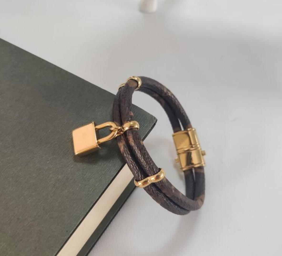 Luxury Jewelry Feminine Leather Designer Bracelet with Gold Heart Brand logo on a high end elegant fashion bracelet with a four ea1833001
Luxury Jewelry Feminine Leather Designer Bracelet with Gold Heart Brand logo on a high end elegant fashion bracelet with a four ea1833001