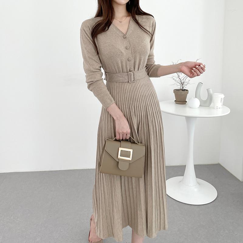 Casual Dresses Women's Autumn And Winter High-end Temperament V-neck Long Sleeve Single Breasted Belt Slim Fashion Pleated Knit Dress, Black
Casual Dresses Women's Autumn And Winter High-end Temperament V-neck Long Sleeve Single Breasted Belt Slim Fashion Pleated Knit Dress, Black