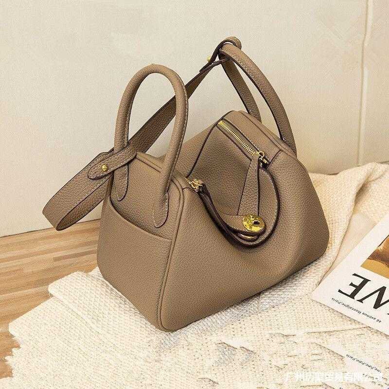 Women Handbag Lindys Litchi grain bag for women 2023 high-grade leather doctor bag temperament mother commuting bag one-shoulder cross-body Lindys bag fashion, Medium (22 x 13 x 16) cm-milkshake white
Women Handbag Lindys Litchi grain bag for women 2023 high-grade leather doctor bag temperament mother commuting bag one-shoulder cross-body Lindys bag fashion, Medium (22 x 13 x 16) cm-milkshake white