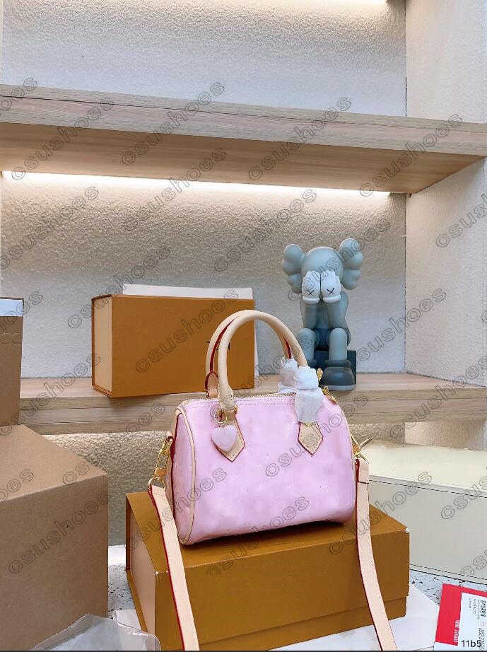 Speedys 20 Patent Heart Pendant M81879 Pink Patent Heart Leather Bag Cross Body Bag Women Designer Bag Luxury Handbag Shoulder Messenger Bags
Speedys 20 Patent Heart Pendant M81879 Pink Patent Heart Leather Bag Cross Body Bag Women Designer Bag Luxury Handbag Shoulder Messenger Bags