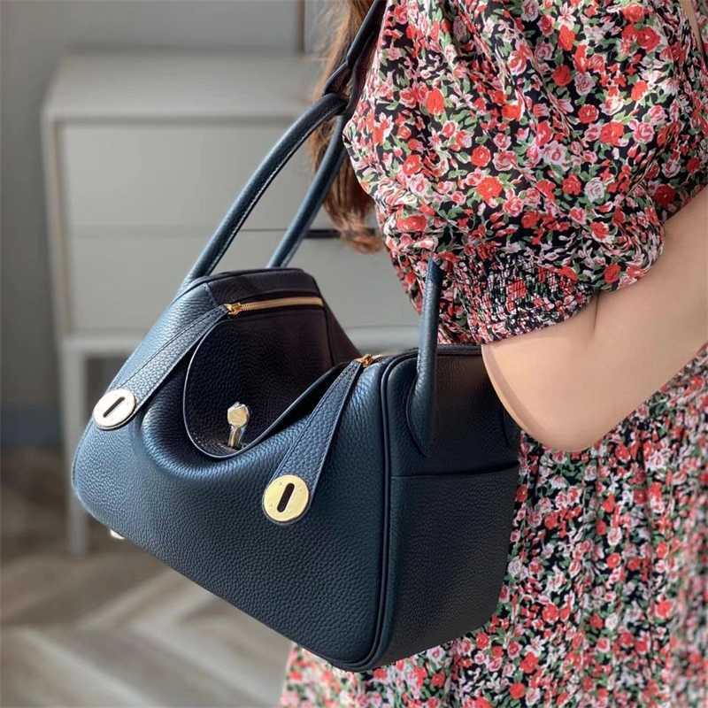 Women Handbag Lindys Lindys bag Handmade wax thread togo skin 26/30 one-shoulder portable Lindys bag Women Lindys bag, Navy-26x18x12
Women Handbag Lindys Lindys bag Handmade wax thread togo skin 26/30 one-shoulder portable Lindys bag Women Lindys bag, Navy-26x18x12