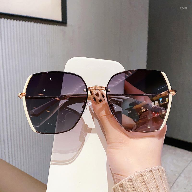 Sunglasses Elegant Flat Sheet Women's UV-Proof Light Color Fashion Big Rim Round Face Personalized Glasses
Sunglasses Elegant Flat Sheet Women's UV-Proof Light Color Fashion Big Rim Round Face Personalized Glasses