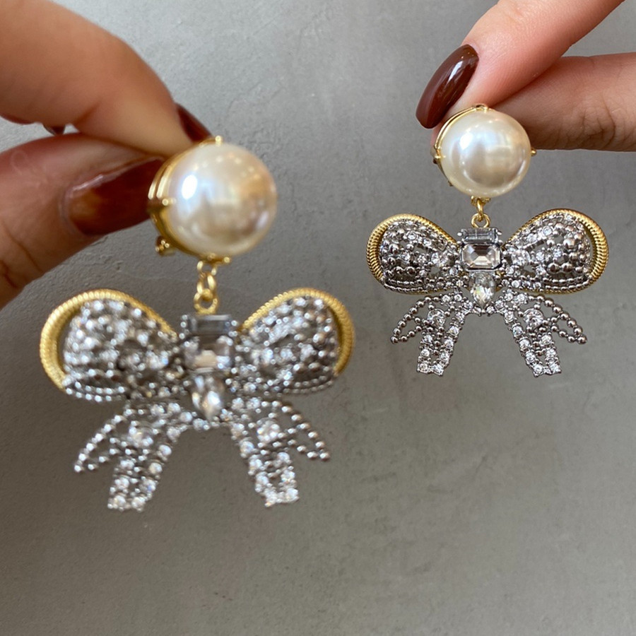Luxury fashion Pearl earrings designer jewelry titanium steel gold silver Bow knot diamond inlay letters gift girlfriend wedding diamond earring for women
Luxury fashion Pearl earrings designer jewelry titanium steel gold silver Bow knot diamond inlay letters gift girlfriend wedding diamond earring for women