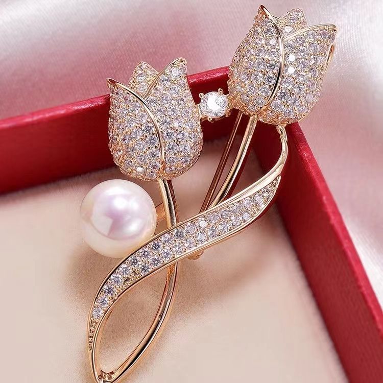 Light luxury imitation pearl full diamond tulip brooch for women in 2023, new trend high-end pin fixed clothing corsage
Light luxury imitation pearl full diamond tulip brooch for women in 2023, new trend high-end pin fixed clothing corsage