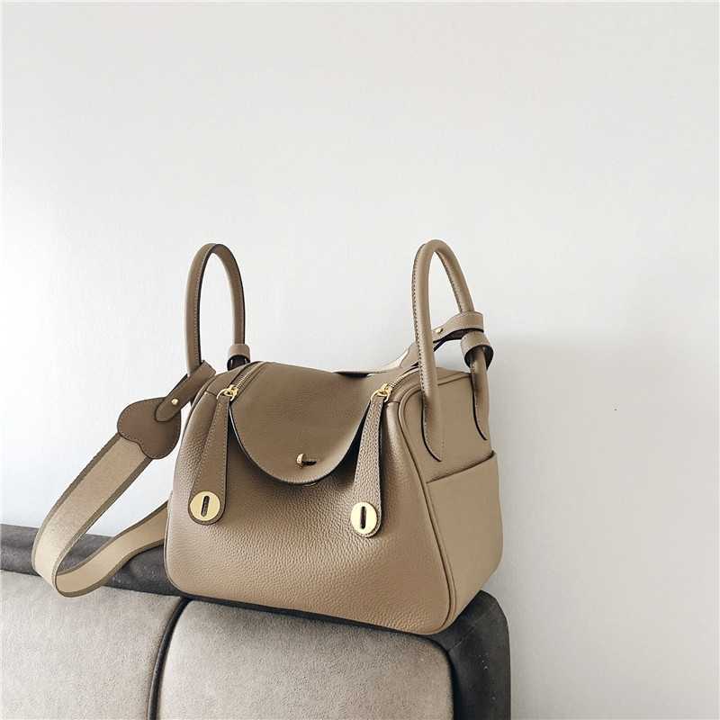 Women Handbag Lindys Top layer togo cowhide Lindys leather women's bag 2023 new bucket bag fashion portable women's bag, Black (gold buckle)-trumpet
Women Handbag Lindys Top layer togo cowhide Lindys leather women's bag 2023 new bucket bag fashion portable women's bag, Black (gold buckle)-trumpet