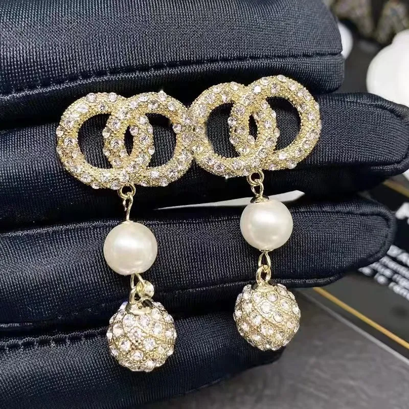 Designers Womens Brand Designer Earrings Ear Stud Crystal Women pendant Elegance Temperament Simple Ladies Wedding Party Jewelry Gift Accessories
Designers Womens Brand Designer Earrings Ear Stud Crystal Women pendant Elegance Temperament Simple Ladies Wedding Party Jewelry Gift Accessories