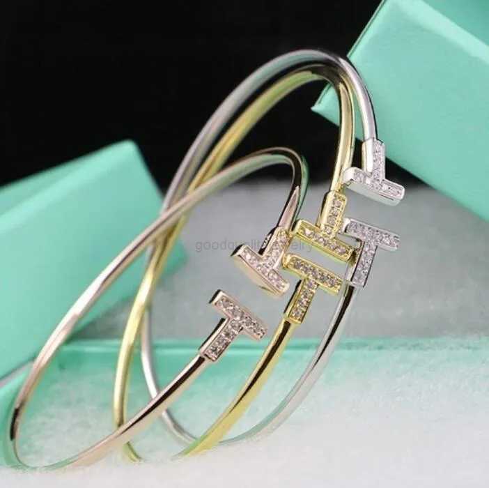 Luxury designer bracelet double T wristband bracelet white Fritillaria women s bracelet 17 cm open designer bracelet adjustment silver rose gold gift box
Luxury designer bracelet double T wristband bracelet white Fritillaria women s bracelet 17 cm open designer bracelet adjustment silver rose gold gift box