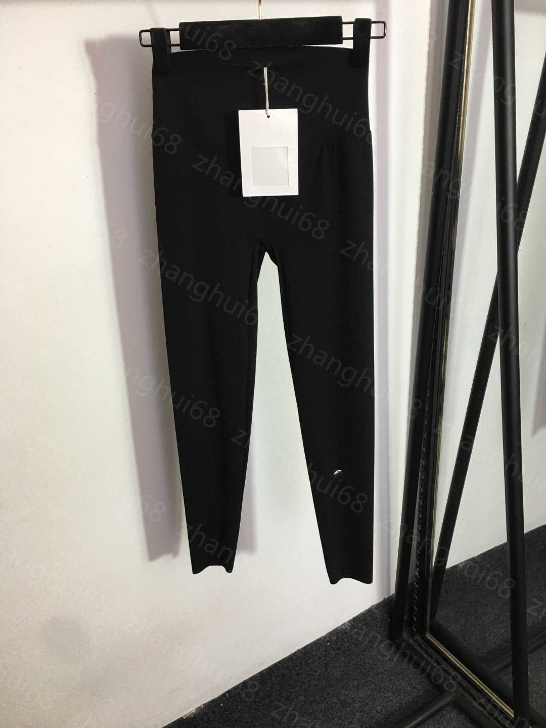 23ss Yoga pants women designer Leggings womens leggings pants Carriage zipper High waist elastic show slim leggings plus fleece small foot pants Women clothes, Black
23ss Yoga pants women designer Leggings womens leggings pants Carriage zipper High waist elastic show slim leggings plus fleece small foot pants Women clothes, Black