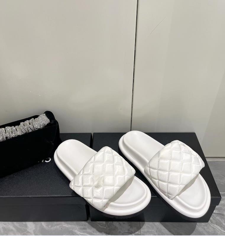 Designer's popular classic diamond grid slippers, original material sandals, fashionable items, casual shoes, retro thick soled women's shoes, factory shoes, Green
Designer's popular classic diamond grid slippers, original material sandals, fashionable items, casual shoes, retro thick soled women's shoes, factory shoes, Green