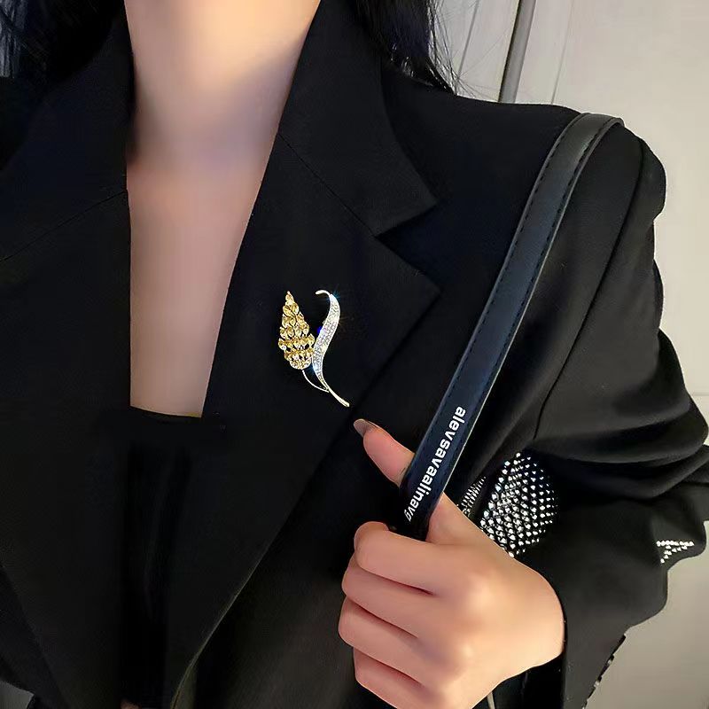 Small Fragrant Breeze Chest Blossom Sweater Breast Pin High end Women's 2023 New Suit Pin High end Design Sense Small End Accessories
Small Fragrant Breeze Chest Blossom Sweater Breast Pin High end Women's 2023 New Suit Pin High end Design Sense Small End Accessories