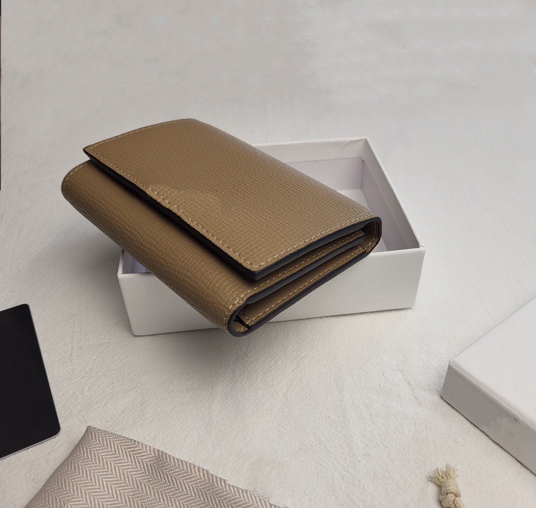Fashionable metal pattern logo wallet, genuine leather, women's folding wallet, buckle opening, internal card bag ID royalfashion_bag, Grey
Fashionable metal pattern logo wallet, genuine leather, women's folding wallet, buckle opening, internal card bag ID royalfashion_bag, Grey