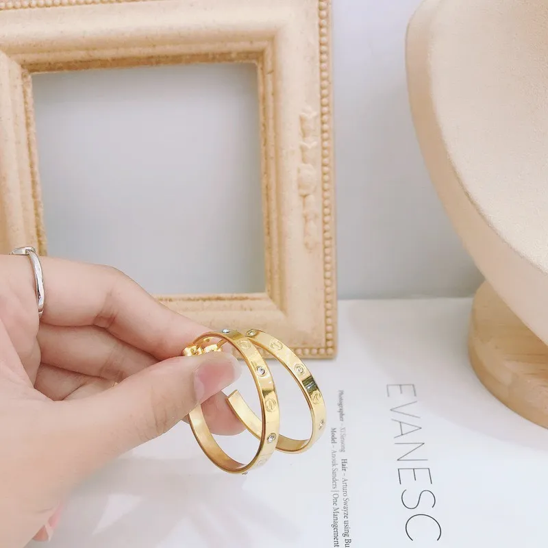 2023 new arrival fashion jewelry Popular Design Stud Earrings Lovers Love Diamond Earrings Fashion Circle Ear Jewelry Premium Gift 18k Gold Plated
2023 new arrival fashion jewelry Popular Design Stud Earrings Lovers Love Diamond Earrings Fashion Circle Ear Jewelry Premium Gift 18k Gold Plated