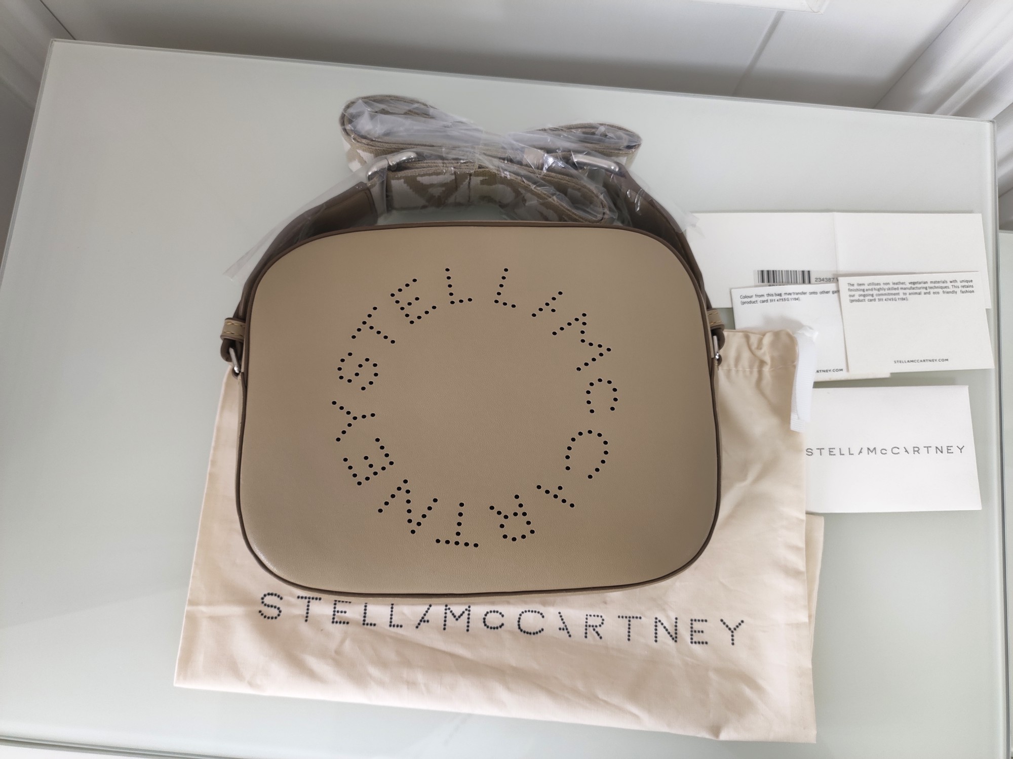 5A Designers New Fashion women Handbag Stella McCartney Camera Bag PVC high quality leather shopping bag Handbag, Pink
5A Designers New Fashion women Handbag Stella McCartney Camera Bag PVC high quality leather shopping bag Handbag, Pink