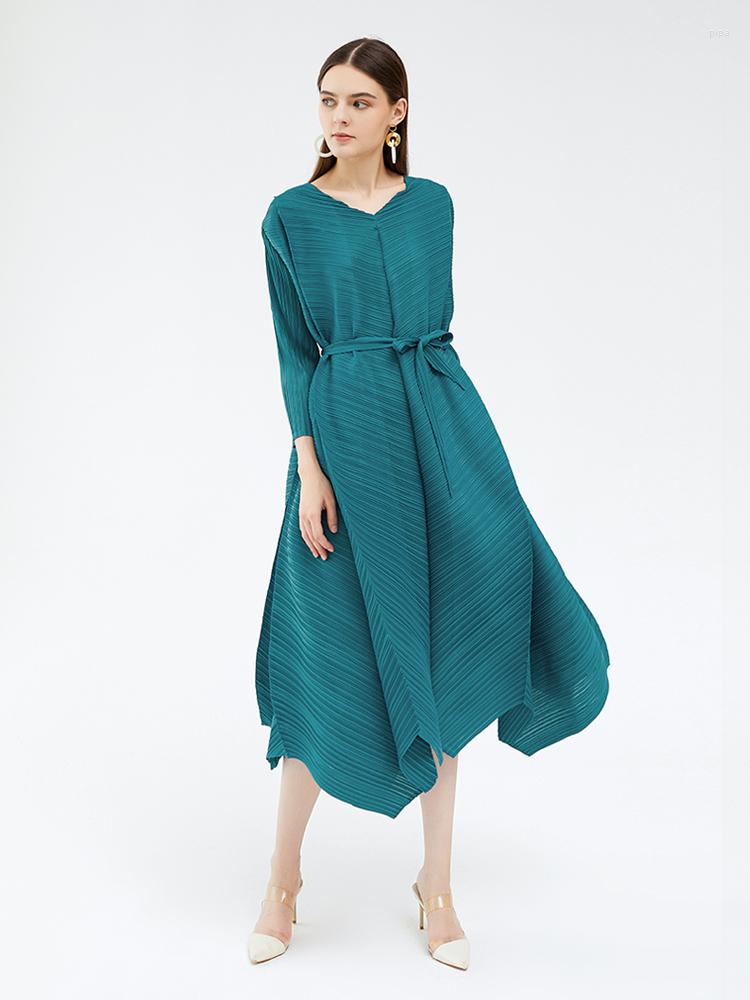 Casual Dresses YUDX Miyake Pleated Lake Blue V-Neck Belt Dress 2023 Fall Big Size Loose Elegant Designer Clothes 
Casual Dresses YUDX Miyake Pleated Lake Blue V-Neck Belt Dress 2023 Fall Big Size Loose Elegant Designer Clothes