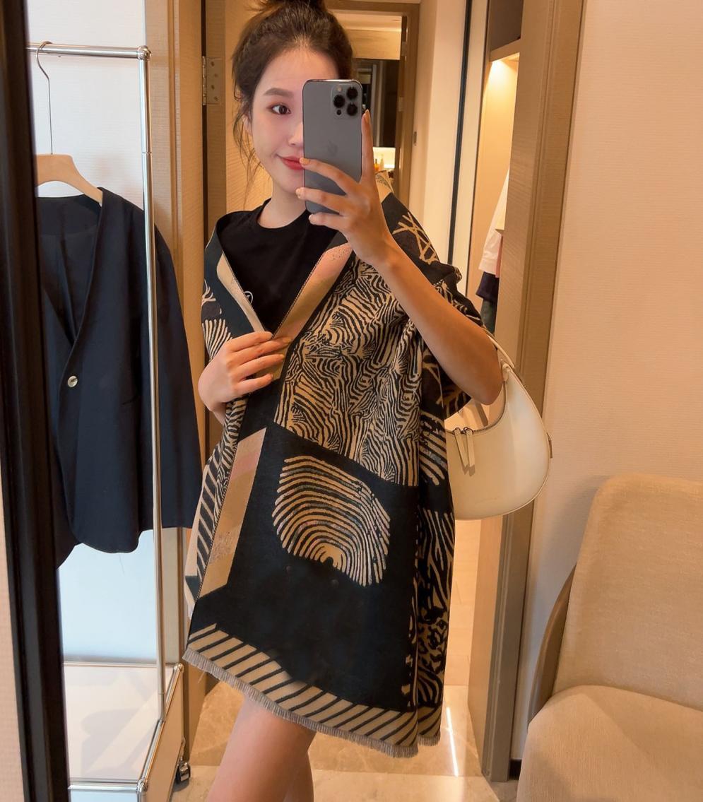 23ss 23style Fashion Designer Luxury Letters Scarves Print Scarves Woman Brand Cashmere Scarfs Large Size Shawl5804871
23ss 23style Fashion Designer Luxury Letters Scarves Print Scarves Woman Brand Cashmere Scarfs Large Size Shawl5804871