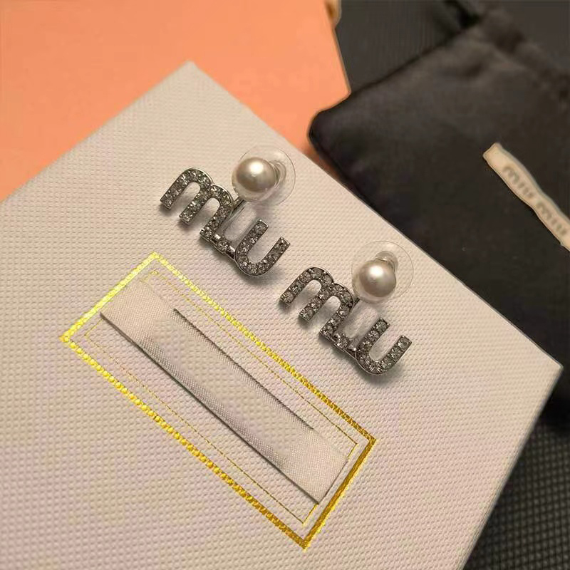 2023 New Miu Family Letter Two Wearing Earrings, Fore and Aft, Fashionable and Colorless, High end Rhinestones, Correct Version, Little Fresh Girl
2023 New Miu Family Letter Two Wearing Earrings, Fore and Aft, Fashionable and Colorless, High end Rhinestones, Correct Version, Little Fresh Girl