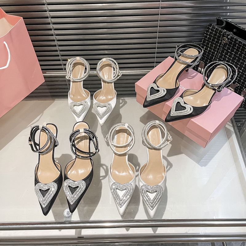 Luxury Mach high heels designer women Dress Shoes womens Triple Heart Satin stiletto heel summer sandal Bow Crystal-embellished sandals party wedding dance shoe
Luxury Mach high heels designer women Dress Shoes womens Triple Heart Satin stiletto heel summer sandal Bow Crystal-embellished sandals party wedding dance shoe