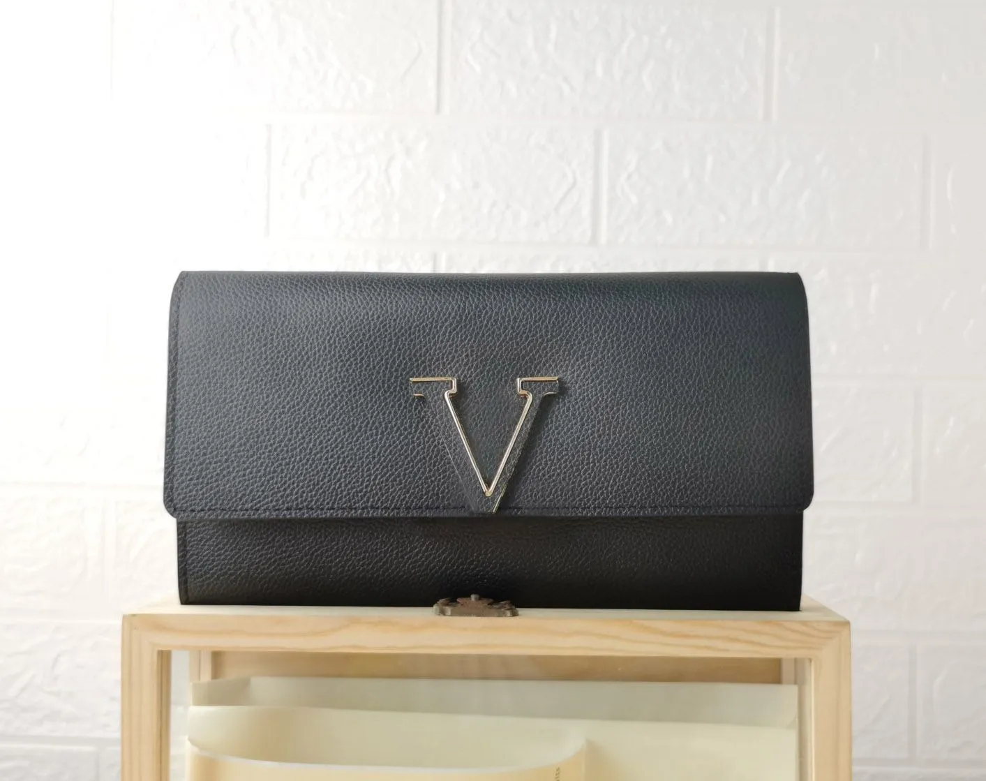 Women Wallets Long Purse Capucines WALLET Designer Credit Card Holder Coin Pocket Luxury Purses Lady Money Clutch Bag With Original Box, Extra fee (are not sold separately)
Women Wallets Long Purse Capucines WALLET Designer Credit Card Holder Coin Pocket Luxury Purses Lady Money Clutch Bag With Original Box, Extra fee (are not sold separately)