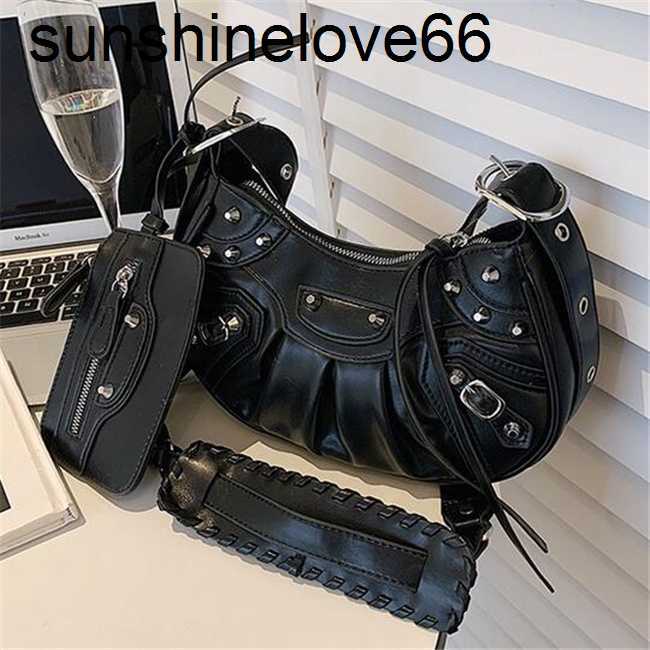 luxurys Womens Designer Retro Rivets Shoulder Bag Evening Pleated Saddle Cross Body Messenger Bags With Coin Purse Top Quality Handbag, Army green
luxurys Womens Designer Retro Rivets Shoulder Bag Evening Pleated Saddle Cross Body Messenger Bags With Coin Purse Top Quality Handbag, Army green
