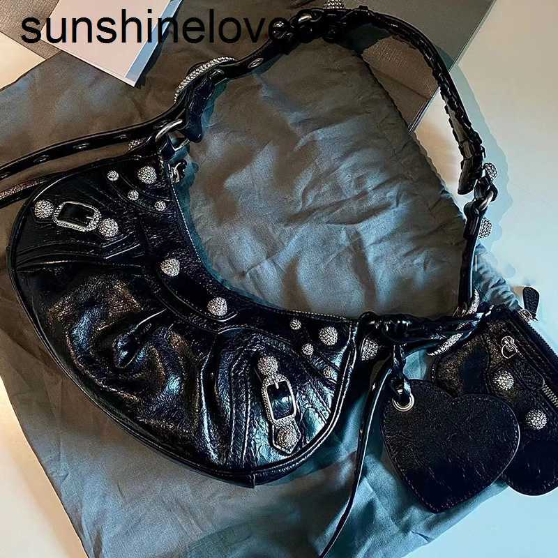 Le Cagole Diamond Crescent bag Dumpling Motorcycle Explosion Crack Leather Underarm Crossbody with Card Bag and Heart shaped Hanging Mirror 26cm, Black
Le Cagole Diamond Crescent bag Dumpling Motorcycle Explosion Crack Leather Underarm Crossbody with Card Bag and Heart shaped Hanging Mirror 26cm, Black