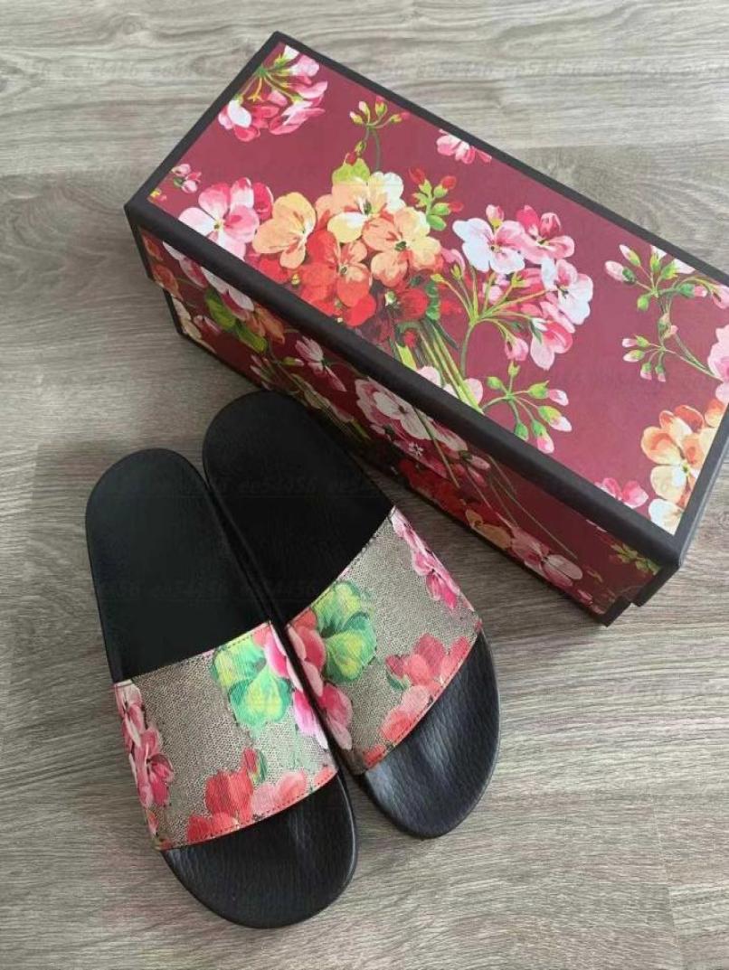 Top quality Women Men Beach Luxury designers Slippers sandals Summer Fashion Flip Flops Genuine Leather lady Metal shoes sneakers 6910520, Black
Top quality Women Men Beach Luxury designers Slippers sandals Summer Fashion Flip Flops Genuine Leather lady Metal shoes sneakers 6910520, Black
