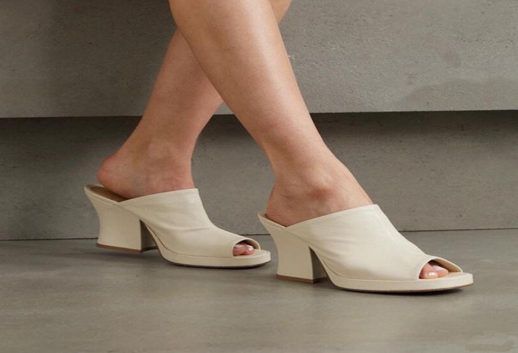 Luxury Designer Fish mouth High heeled slippers Square head and exposed toe womens sandal Top quality Abnormal Heels platform shoe1934497, Nude
Luxury Designer Fish mouth High heeled slippers Square head and exposed toe womens sandal Top quality Abnormal Heels platform shoe1934497, Nude