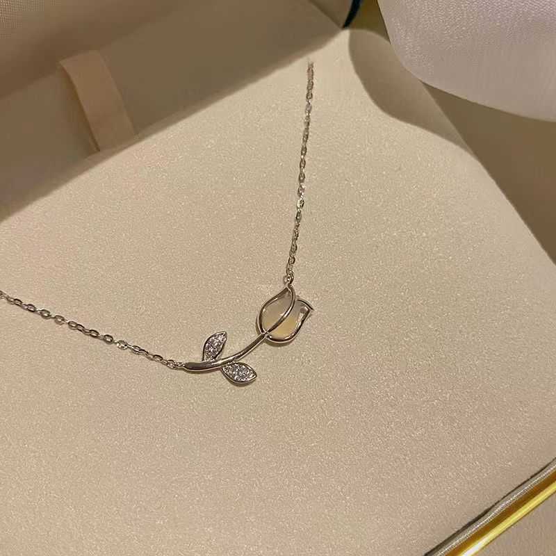 Pendant Necklaces Europe and The United States Fashion Luxury Small Tulip Necklace Female Personality Temperament Simple Girlfriend Collar Chain AA230526
Pendant Necklaces Europe and The United States Fashion Luxury Small Tulip Necklace Female Personality Temperament Simple Girlfriend Collar Chain AA230526