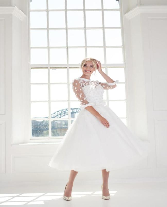 Newest Ball Gown House Of Mooshki Wedding Gowns Jewel Neck Long Sleeve Tulle Hand Made Flower Ruched Wedding Dresses Tea Length Br6770822, Black
Newest Ball Gown House Of Mooshki Wedding Gowns Jewel Neck Long Sleeve Tulle Hand Made Flower Ruched Wedding Dresses Tea Length Br6770822, Black