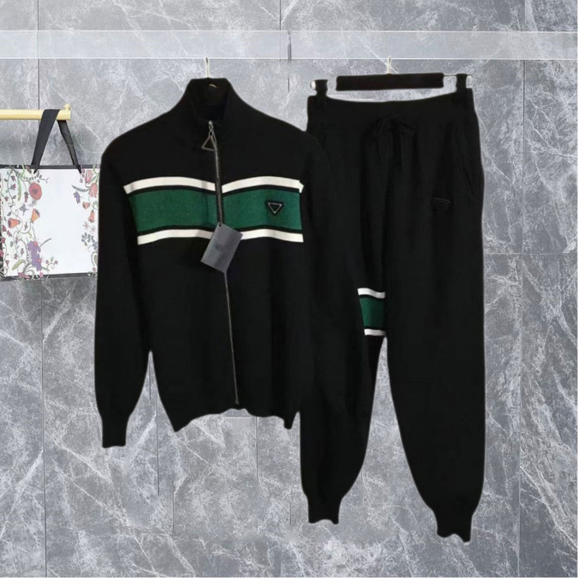23 mens Tracksuits Designer sweater suit luxury fashion sweatshirt pure cotton letter-printed lovers' same clothing
23 mens Tracksuits Designer sweater suit luxury fashion sweatshirt pure cotton letter-printed lovers' same clothing