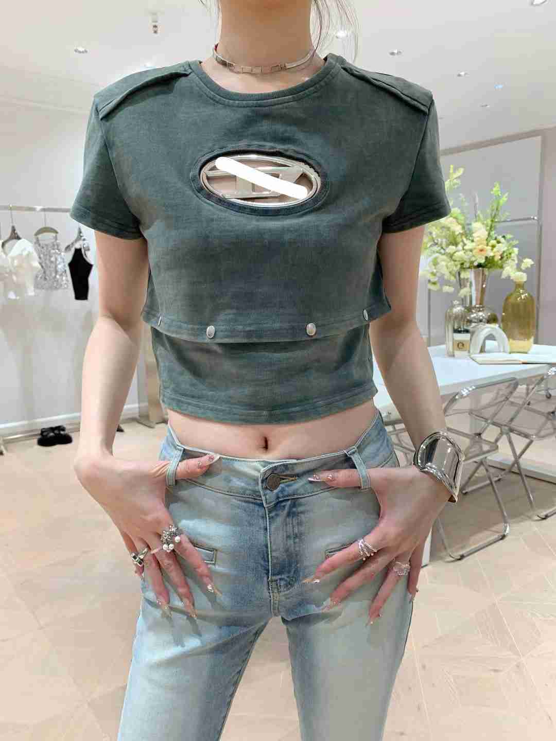 Designer Luxury Brand 2023 Diesels T-shirt New American Hollow Metal d Button T-shirt Slim Fit Short Design Feel Pure Spicy Girls Top Women, Grey
Designer Luxury Brand 2023 Diesels T-shirt New American Hollow Metal d Button T-shirt Slim Fit Short Design Feel Pure Spicy Girls Top Women, Grey