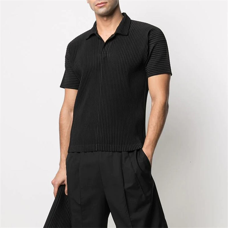 Men's Polos Simple Casual Miyake Homme Plisse Pleated Fabric Loose Top Lapel Short Sleeve Polo Shirt 230526