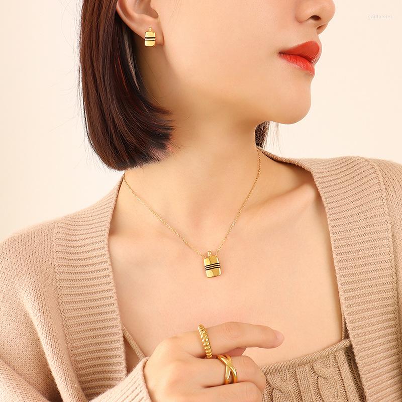 Necklace Earrings Set Japanese And Korean Ins Classic Ornament Fashionable Simple Striped Small Kettle Pendant Ear Stud Jewelry, Picture shown
Necklace Earrings Set Japanese And Korean Ins Classic Ornament Fashionable Simple Striped Small Kettle Pendant Ear Stud Jewelry, Picture shown