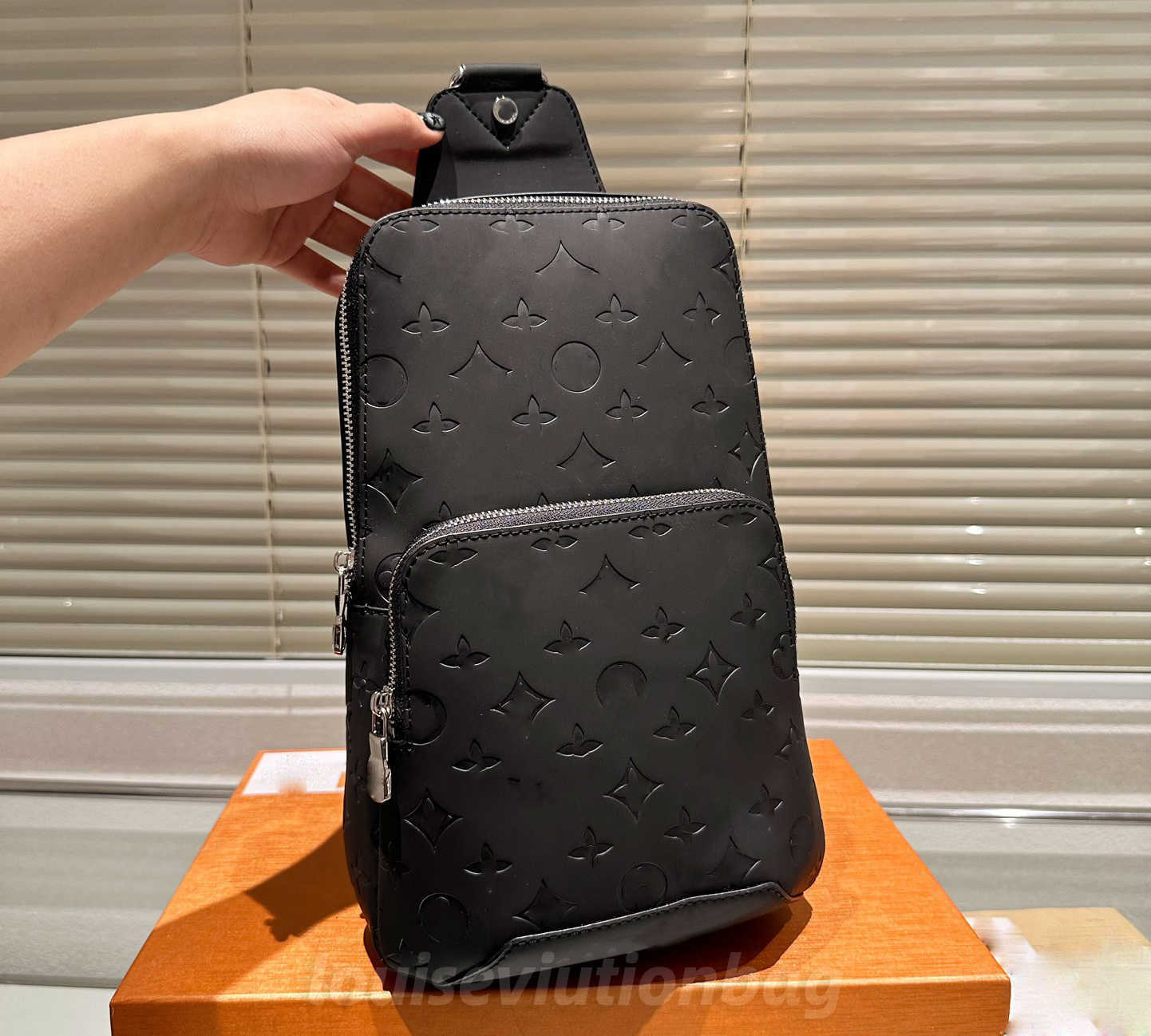 Luxury Designers AVENUE Sling Shoulder Bag Mini Men Crossbody Chest Bags Louiseities Viutonities Leather Sporty Outdoor Purse Wallet
Luxury Designers AVENUE Sling Shoulder Bag Mini Men Crossbody Chest Bags Louiseities Viutonities Leather Sporty Outdoor Purse Wallet