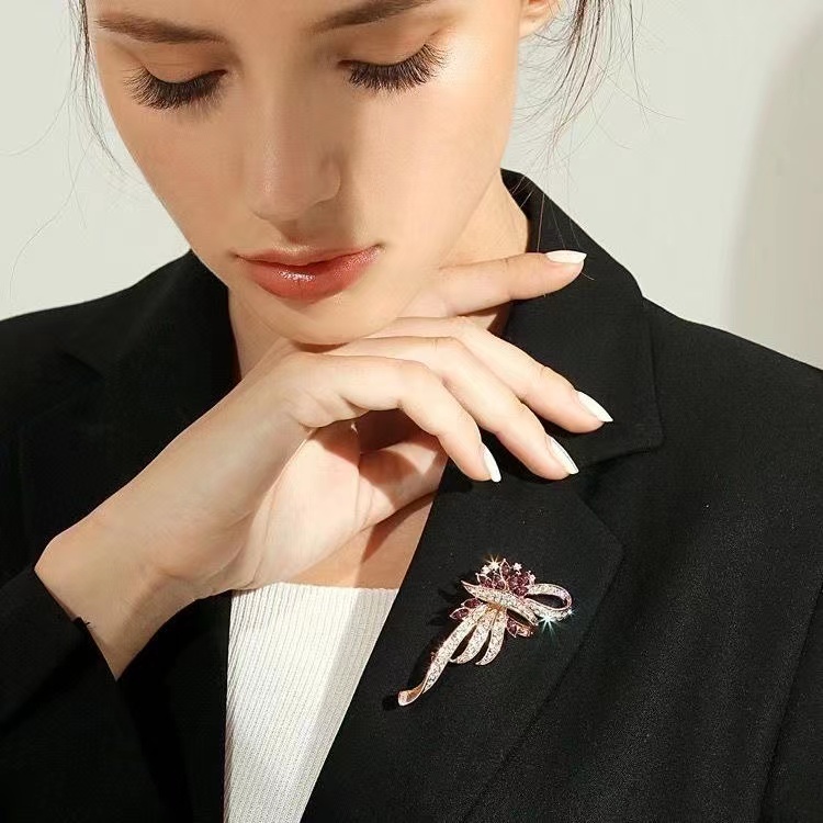 Brooch, brooch, brooch, brooch, high-end, luxurious Korean version, fashionable and versatile men's and women's sweaters, anti slip buckle, collar pin
Brooch, brooch, brooch, brooch, high-end, luxurious Korean version, fashionable and versatile men's and women's sweaters, anti slip buckle, collar pin
