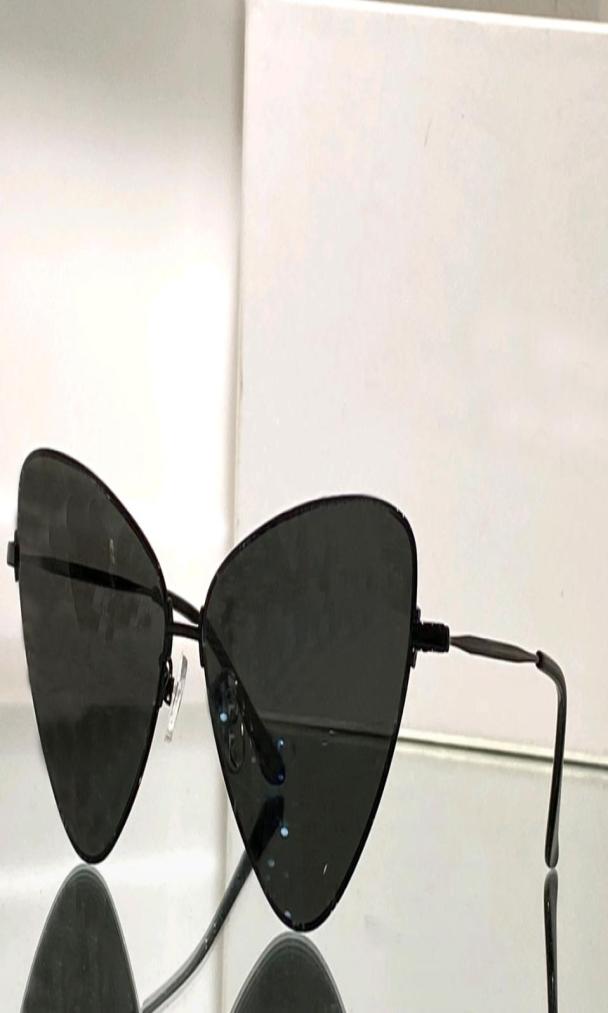 Cat Eye Sunglasses BlackGrey With Silver Letters Pattern Men Women Designers Sun Glasses Shades Sonnenbrille Wrap Occhiali da sol4384991
Cat Eye Sunglasses BlackGrey With Silver Letters Pattern Men Women Designers Sun Glasses Shades Sonnenbrille Wrap Occhiali da sol4384991