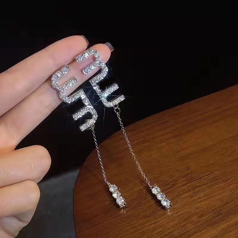 New Miu Letter Set Diamond Earrings with Sparkling Diamond Long Tassel Pendant Earrings and Earrings for Women