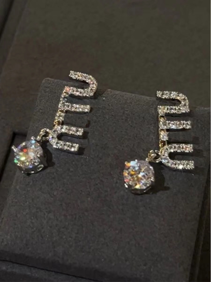 Popular Miu letter studded earrings with diamond design, fashionable and versatile commuting style, asymmetrical earrings
Popular Miu letter studded earrings with diamond design, fashionable and versatile commuting style, asymmetrical earrings